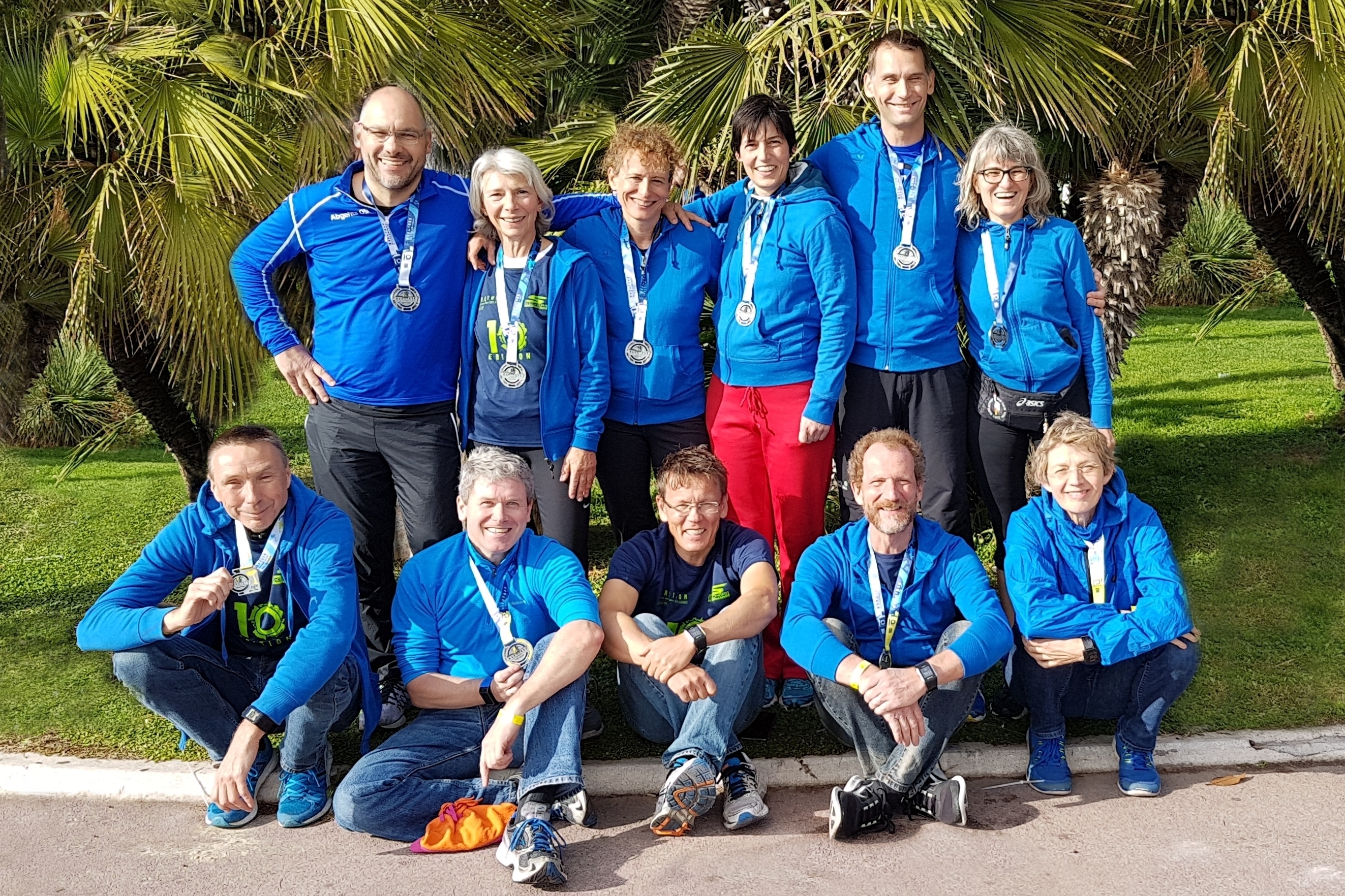 Gruppenbild in Blau